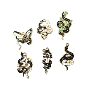 Gothische Schlangen und Schmetterling Emaille-Anhänger aus Goldlegierung für DIY-Schmuck