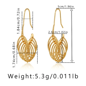 Detailansicht goldener Hängeohrringe mit Maßen und strukturierter Weboptik Design