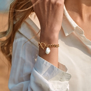 Bracciale a catena spessa placcato oro 18K stile francese con perla barocca e chiusura