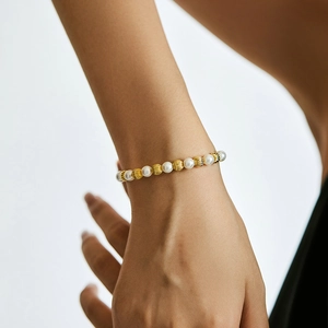 Elegante bracciale in ottone placcato oro 18K con perle d'acqua dolce e perline dorate