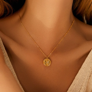 Collier doré avec pendentif circulaire en relief et chaîne fine pour femmes élégantes