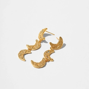 Orecchini a cerchio triplo in oro con texture a mezzaluna e finitura martellata