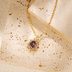 Vue macro détaillée du pendentif tortue doré avec une incrustation de zircon violet