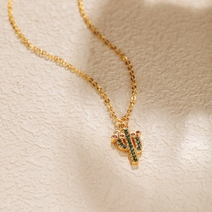Détail du collier pendentif cactus plaqué or avec zircons verts et rouges