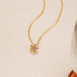 Vue détaillée du collier pendentif étoile doré avec zircone cubique scintillante