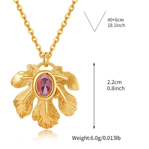 Dettaglio di una collana a foglia d'acero placcata oro 18K con pendente in cristallo viola