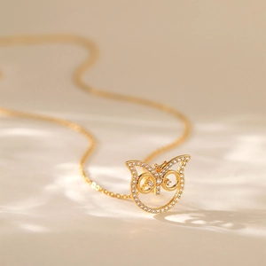 Macro di una collana con ciondolo a civetta placcata oro 18 carati con zirconi bianchi