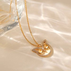 Dettaglio della collana con ciondolo a gufo placcata oro con zirconi brillanti