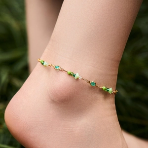 Bracelet de cheville bohème plaqué or avec pierres vert émeraude et perles pour femme
