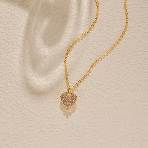 Détail du collier pendentif cœur doré serti de zircons cubiques scintillants