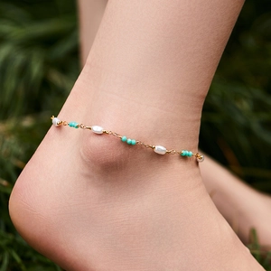 Bracelet de cheville bohème plaqué or avec perles blanches et perles vertes délicates