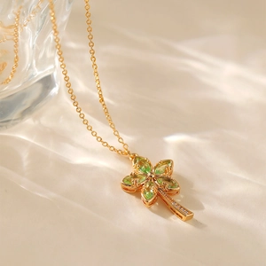 Dettaglio macro della collana in oro 18K con pietre verde oliva e diamanti brillanti