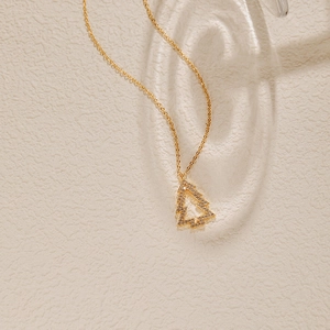 Détail du pendentif sapin de Noël doré orné de pierres en zircone scintillantes