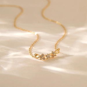 Dettaglio della collana a farfalla in oro 18 carati con pavé di zirconi bianchi