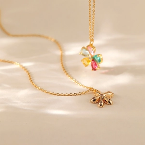 Dettaglio collana a fiore placcata oro 18K con gemme colorate e petali in metallo