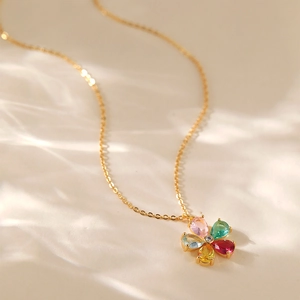 Dettaglio macro della collana placcata oro 18K con ciondolo a fiore di gemme