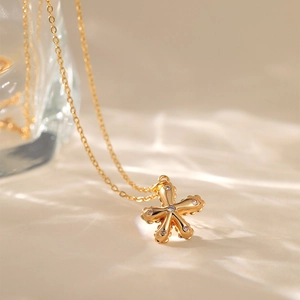 Dettaglio della collana a fiore placcata oro 18K con cristalli di zircone e catena sottile