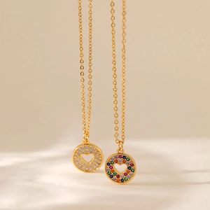 Dettaglio della collana placcata oro 18K con cuore traforato e zirconi colorati