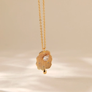 Dettaglio della collana placcata oro 18K con ciondolo martellato e pietra di zircone