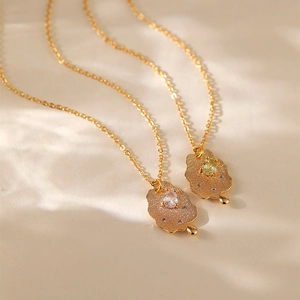 Collana placcata in oro 18K con texture martellata e cristallo a goccia scintillante