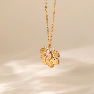Dettaglio della collana a fiore in oro 18K con cristallo rosa e trama fogliare