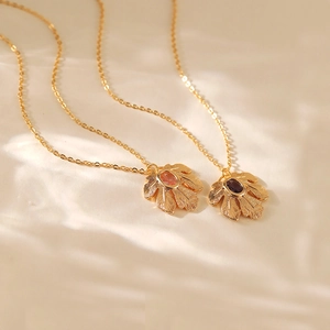 Collane a fiore placcate oro 18K con pietre rosa e viola su una base di tessuto morbido