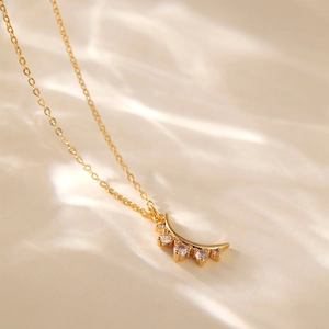Dettaglio della collana a fiori in oro 18K con zirconi ed effetto ombra d'acqua