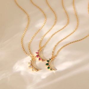 Collane placcate oro 18K con ciondoli a mezzaluna e pietre preziose bianche rosa e verdi