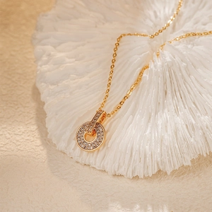 Gros plan du pendentif double anneau plaqué or avec pavé de zircons étincelants