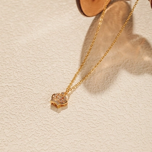 Collier couronne dorée serti de zircons avec ombre romantique en forme de cœur