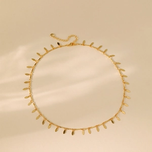 Vista detallada del collar chapado en oro de 18K con colgantes de hojas y cierre de mosquetón