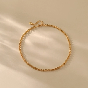 Detalle del collar de cadena rollo dorada con cierre de mosquetón ajustable y bola de metal