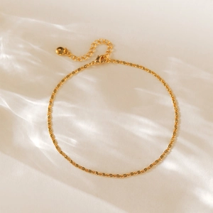 Detalle de collar de cadena plana dorada con cierre de langosta y cadena ajustable