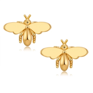 Détail des boucles d'oreilles abeille plaquées or 18K avec ailes polies et détails en zircon