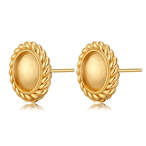 Gros plan sur des boucles d'oreilles ovales en or avec centre mat et bord torsadé