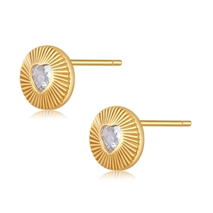 Détail de boucles d'oreilles rondes plaquées or avec motif soleil et zircon en cœur