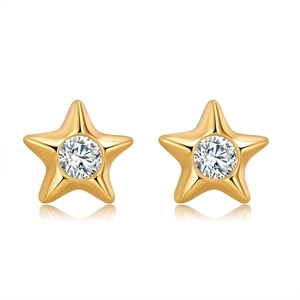 Détail des boucles d'oreilles étoile de mer dorées avec un centre en zircon brillant