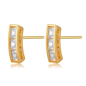 Boucles d'oreilles dorées 18 carats avec trois zircons carrés dans un design rectangulaire
