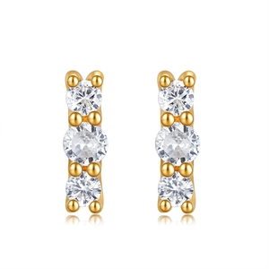 Détail de boucles d'oreilles plaquées or 18 carats avec trois zircons ronds verticaux