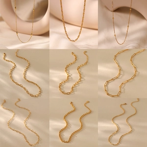 Colección de nueve collares minimalistas bañados en oro de 18K con cierre de langosta