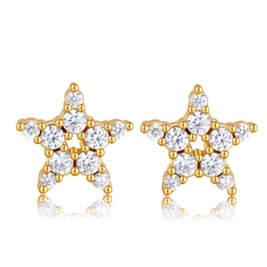 Vue macro de boucles d'oreilles en forme d'étoile en cuivre plaqué or 18K et zircons