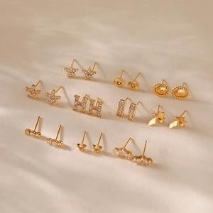 Set de 10 puces d'oreilles dorées avec lettre H, abeille, motifs d'étoiles et zircons
