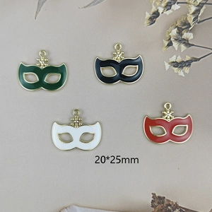 Pendentifs masques en alliage avec bordure dorée et flocons de neige en quatre couleurs