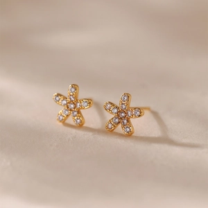 Boucles d'oreilles fleurs en plaqué or 18K avec serti de pierres de zircon étincelantes