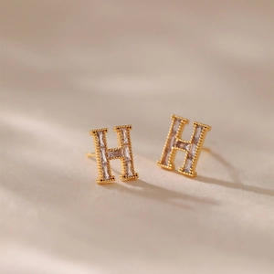 Boucles d'oreilles H dorées à l'or 18 carats avec oxydes de zirconium taille baguette