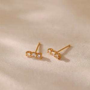 Exquises boucles d'oreilles barre plaquées or 18 carats avec trois zircons brillants