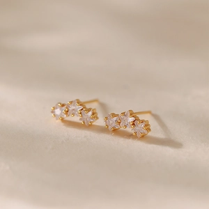 Puces d'oreilles étoile de mer dorées minimalistes avec zircone cubique scintillante