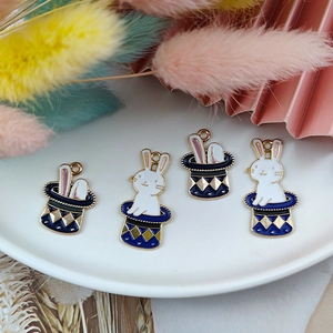 Charmants Pendentifs en Alliage Émaillé Lapin au Chapeau Magique pour la Fabrication de Bijoux DIY Boucles d'Oreilles Bracelet