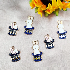 Détails macro de breloques lapin dans un chapeau magique pour la création de bijoux DIY