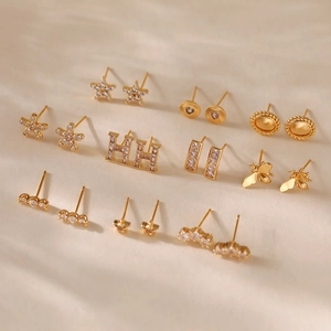 Boucles d'Oreilles Clous en Cuivre Plaqué Or avec Zirconia pour Femmes Lettre H Abeille Étoile Fleur Géométrique Bijoux